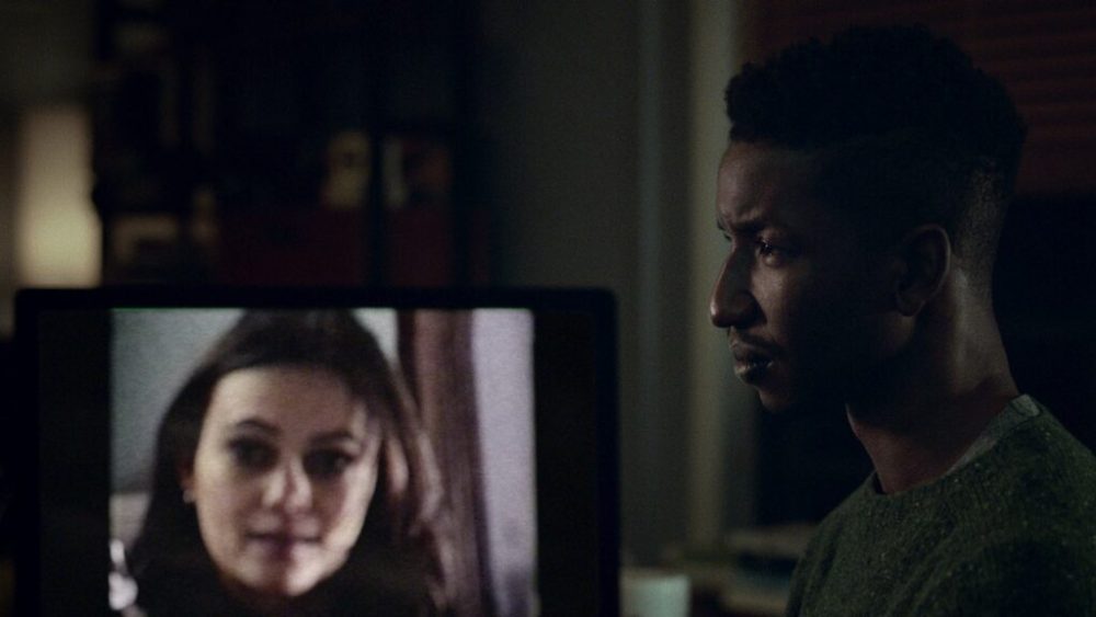 Dan (Mamoudou Athie) développe une obsession pour l'histoire de Melody (Dina Shihabi) // Source : Netflix Dan (Mamoudou Athie) développe une obsession pour l'histoire de Melody (Dina Shihabi) // Source : Netflix