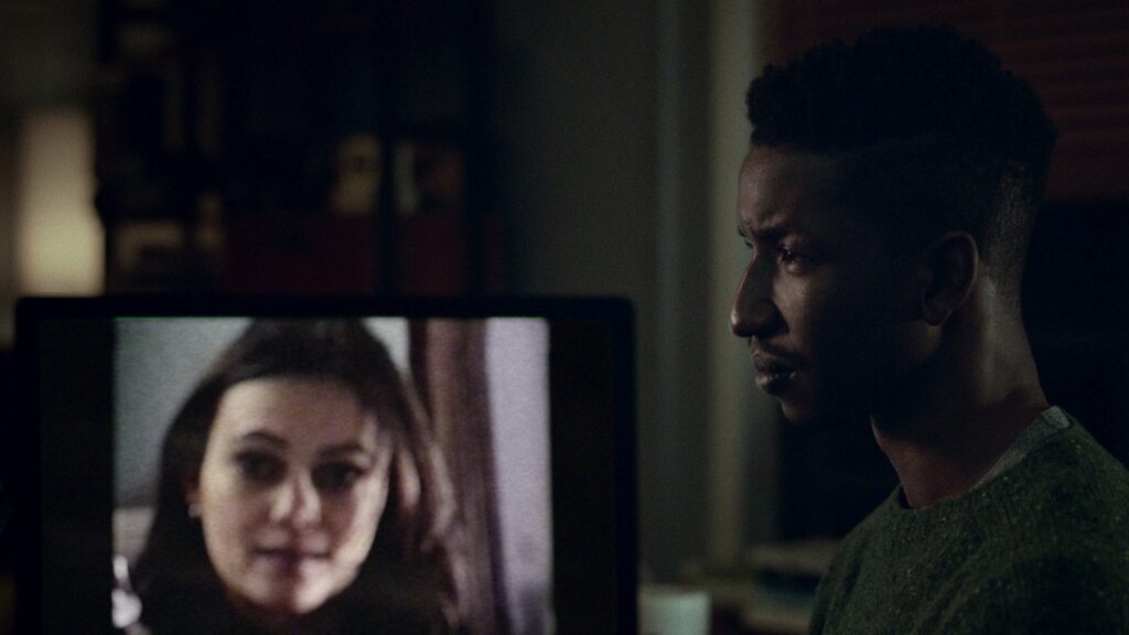 Dan (Mamoudou Athie) développe une obsession pour l'histoire de Melody (Dina Shihabi) // Source : Netflix Dan (Mamoudou Athie) développe une obsession pour l'histoire de Melody (Dina Shihabi) // Source : Netflix