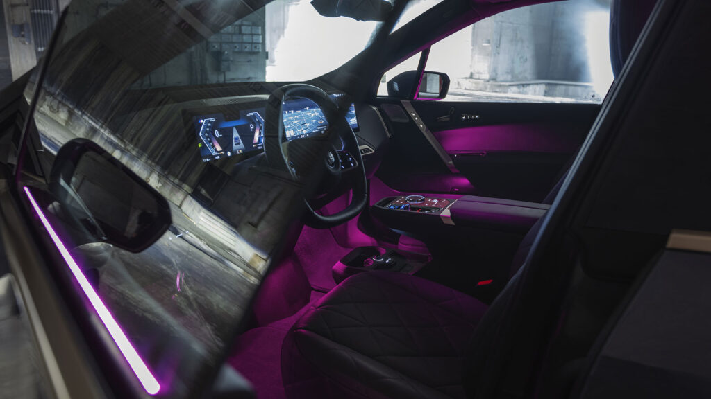Intérieur BMW iX M60 // Source : BMW Intérieur BMW iX M60 // Source : BMW