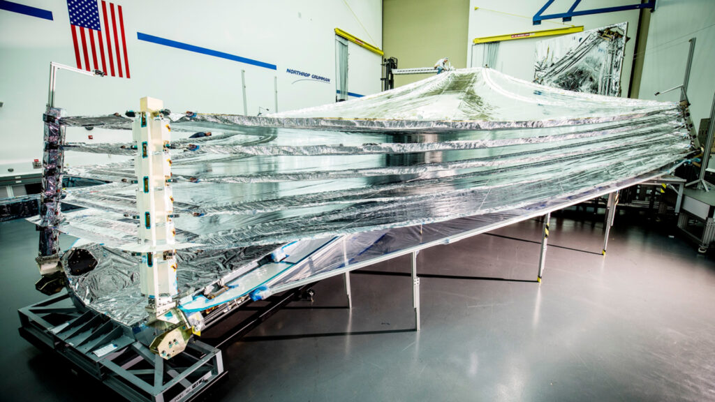 Les 5 couches du bouclier thermique. // Source : Northrop Grumman via Flickr (photo recadrée)