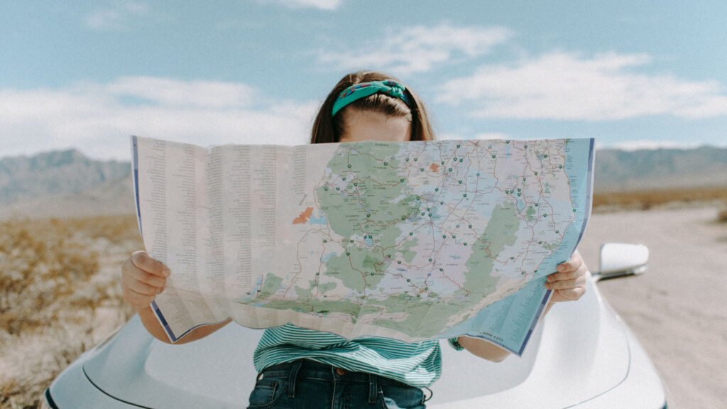 Mais comment faisait-on avant Google Maps ? // Source : Pexels/Leah Kelley (photo recadrée) Mais comment faisait-on avant Google Maps ? // Source : Pexels/Leah Kelley (photo recadrée)