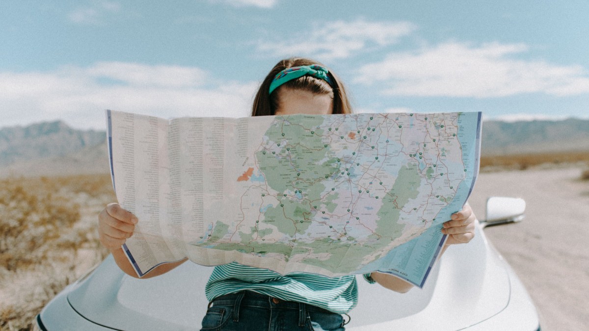 Mais comment faisait-on avant Google Maps ? // Source : Pexels/Leah Kelley (photo recadrée) Mais comment faisait-on avant Google Maps ? // Source : Pexels/Leah Kelley (photo recadrée)