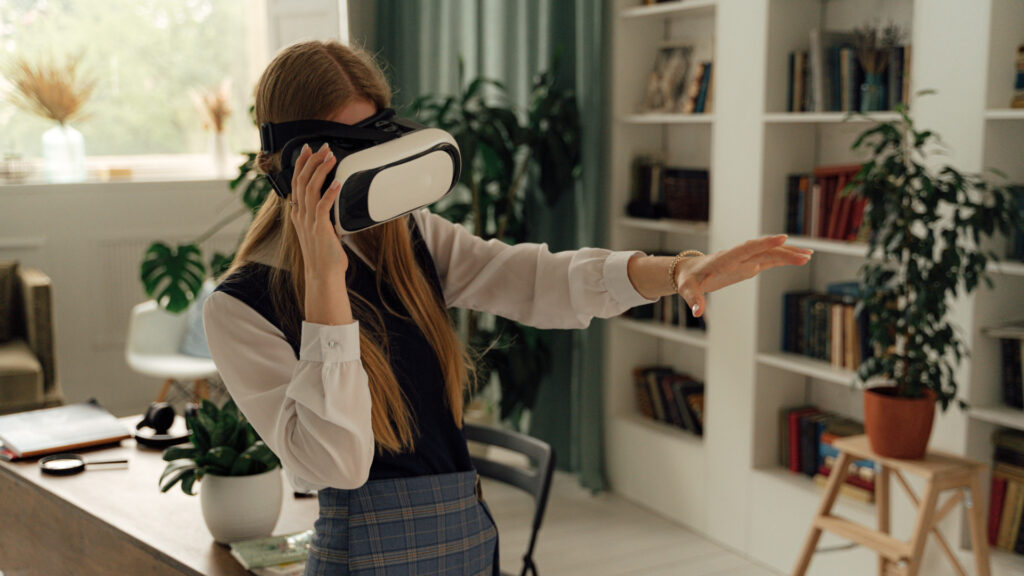 Les effets d’une séance de réalité virtuelle peuvent se faire sentir pendant plusieurs heures après le retour au réel. // Source : Pexels/Anthony Shkraba (photo recadrée)