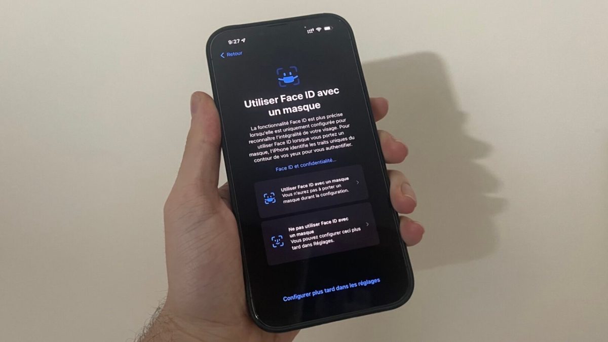 iOS 15.4 permet de déverrouiller son iPhone avec un masque. // Source : Numerama iOS 15.4 permet de déverrouiller son iPhone avec un masque. // Source : Numerama