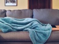 Une personne visiblement dans le mal, mais confortable // Source : pexels