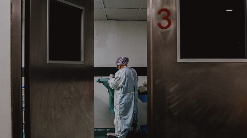 Un hôpital, pendant le covid. // Source : Unsplash/SJ Objio Un hôpital, pendant le covid. // Source : Unsplash/SJ Objio