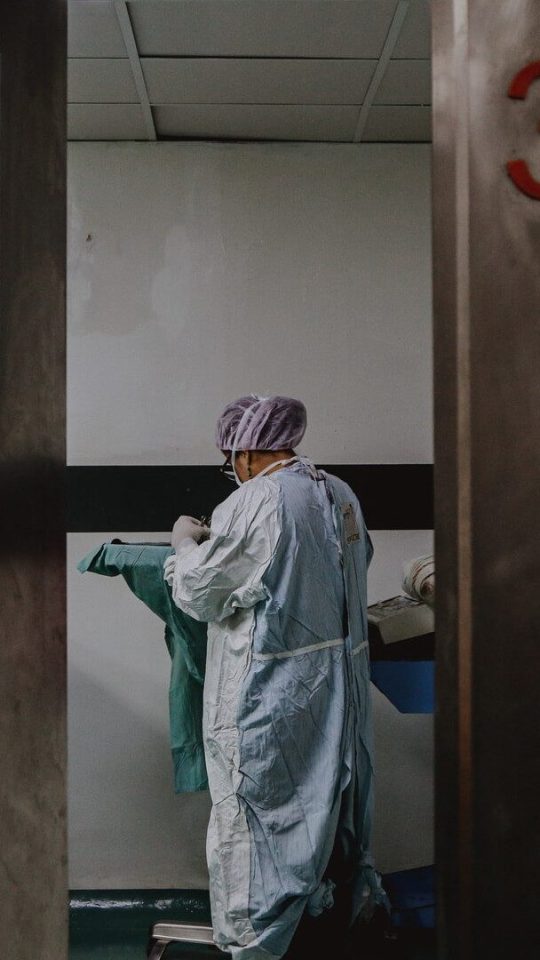 Un hôpital, pendant le covid. // Source : Unsplash/SJ Objio