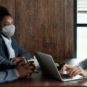 Porter le masque et aérer sont des mesures essentielles contre le covid. // Source : Pexels Porter le masque et aérer sont des mesures essentielles contre le covid. // Source : Pexels