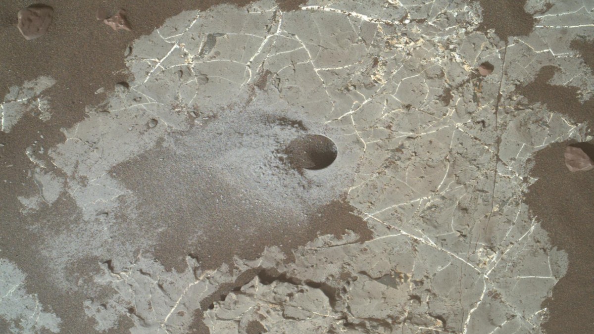 Trou fait par Curiosity pendant sa collecte d'échantillons dans le cratère de Gale. // Source : Credits: NASA/Caltech-JPL/MSSS. Trou fait par Curiosity pendant sa collecte d'échantillons dans le cratère de Gale. // Source : Credits: NASA/Caltech-JPL/MSSS.