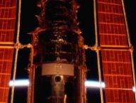 Hubble pendant une mission de maintenance en mars 2002. // Source : Nasa via Flickr (photo recadrée)