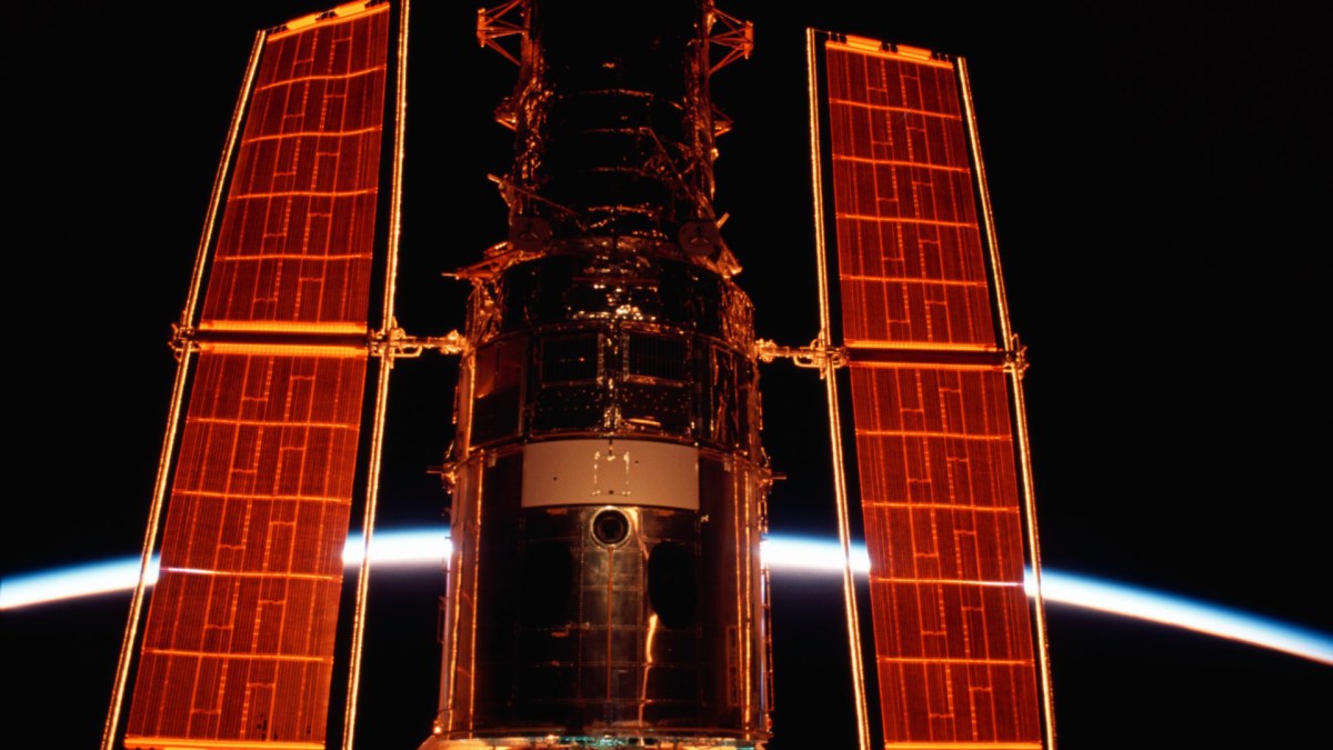 Hubble pendant une mission de maintenance en mars 2002. // Source : Nasa via Flickr (photo recadrée) Hubble pendant une mission de maintenance en mars 2002. // Source : Nasa via Flickr (photo recadrée)