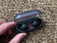 Les écouteurs Sony WF-C500 dans leur boîtier // Source : Maxime Claudel pour Numerama