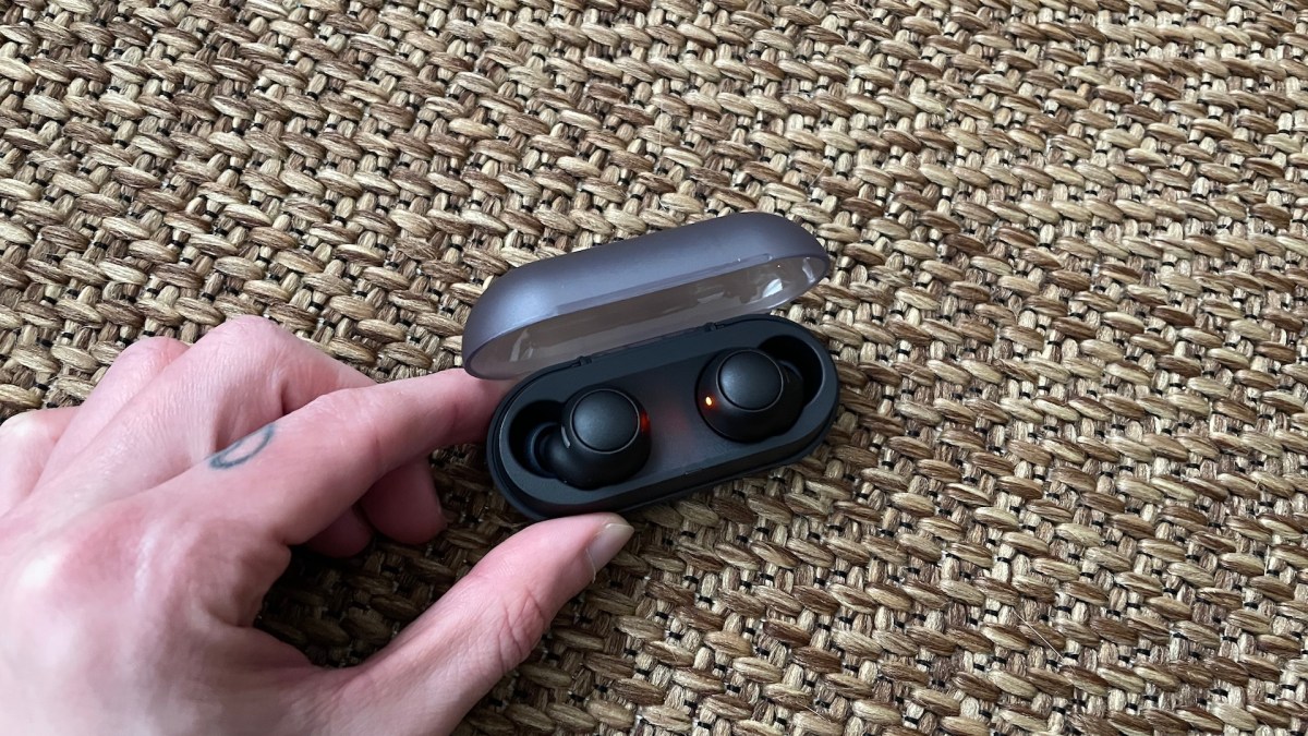 Les écouteurs Sony WF-C500 dans leur boîtier // Source : Maxime Claudel pour Numerama Les écouteurs Sony WF-C500 dans leur boîtier // Source : Maxime Claudel pour Numerama