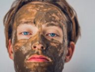 Un homme avec un masque de boue // Source : Isabell Winter / Unsplash Un homme avec un masque de boue // Source : Isabell Winter / Unsplash