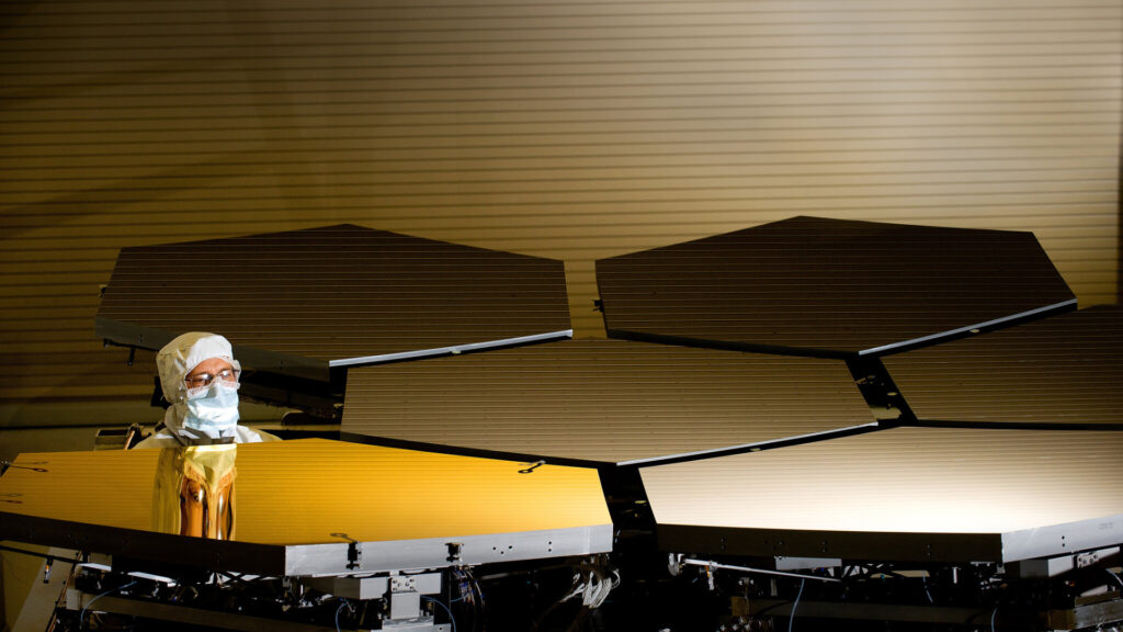 Inspection du premier segment doré, en 2010. // Source : NASA/MSFC/David Higginbotham (photo recadrée) Inspection du premier segment doré, en 2010. // Source : NASA/MSFC/David Higginbotham (photo recadrée)