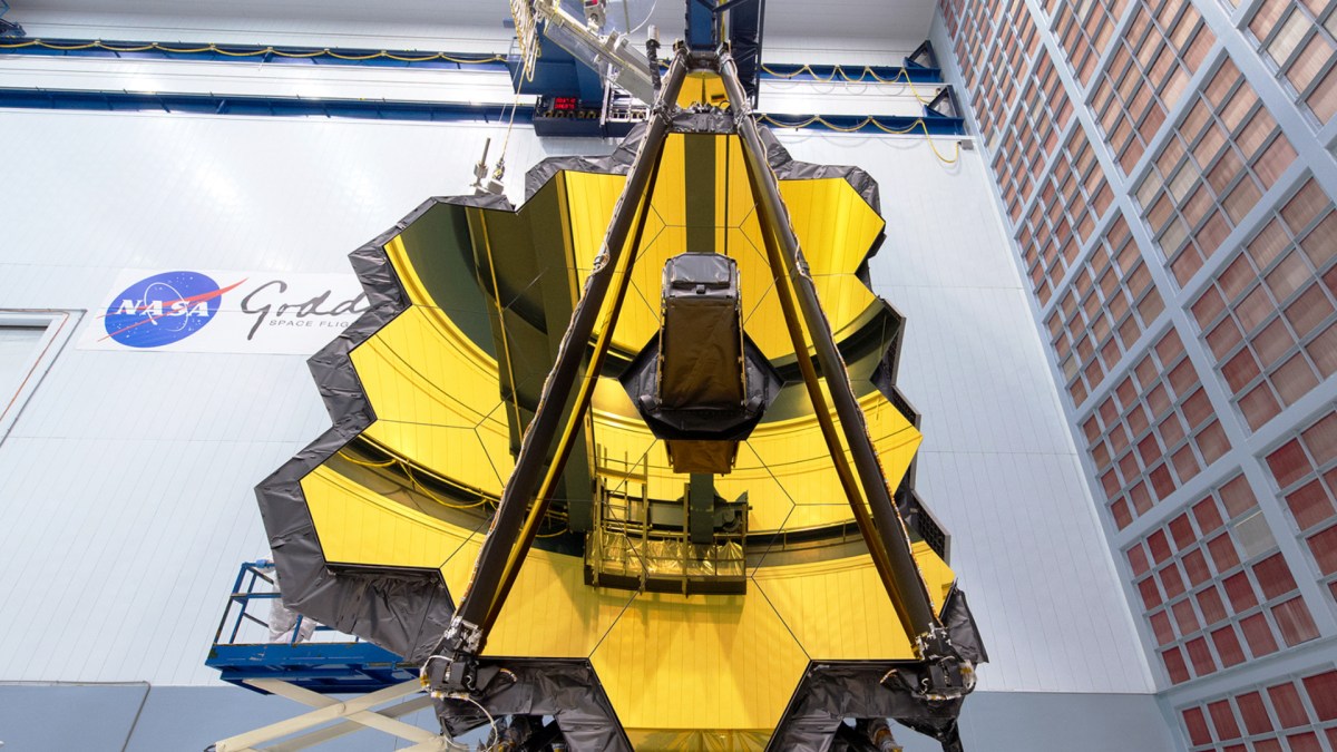 15 des 18 segments du miroir du JWST. // Source : NASA/Desiree Stover (photo recadrée) 15 des 18 segments du miroir du JWST. // Source : NASA/Desiree Stover (photo recadrée)
