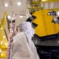 Le JWST, en position rangée. // Source : Northrop Grumman via Flickr (photo recadrée) Le JWST, en position rangée. // Source : Northrop Grumman via Flickr (photo recadrée)