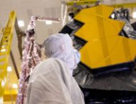 Le JWST, en position rangée. // Source : Northrop Grumman via Flickr (photo recadrée) Le JWST, en position rangée. // Source : Northrop Grumman via Flickr (photo recadrée)
