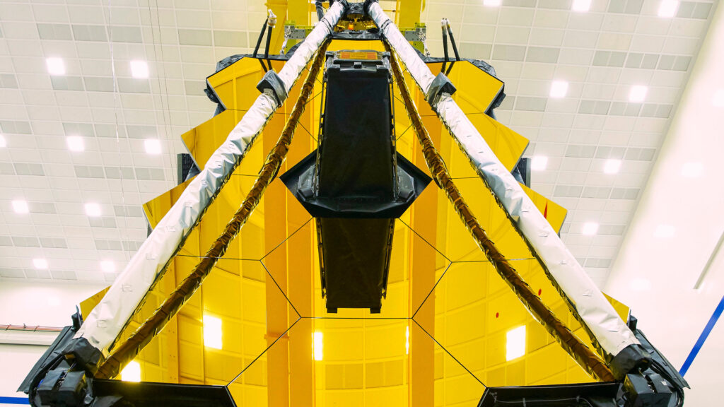 Le miroir primaire du JWST. // Source : Northrop Grumman via Flickr (photo recadrée) Le miroir primaire du JWST. // Source : Northrop Grumman via Flickr (photo recadrée)