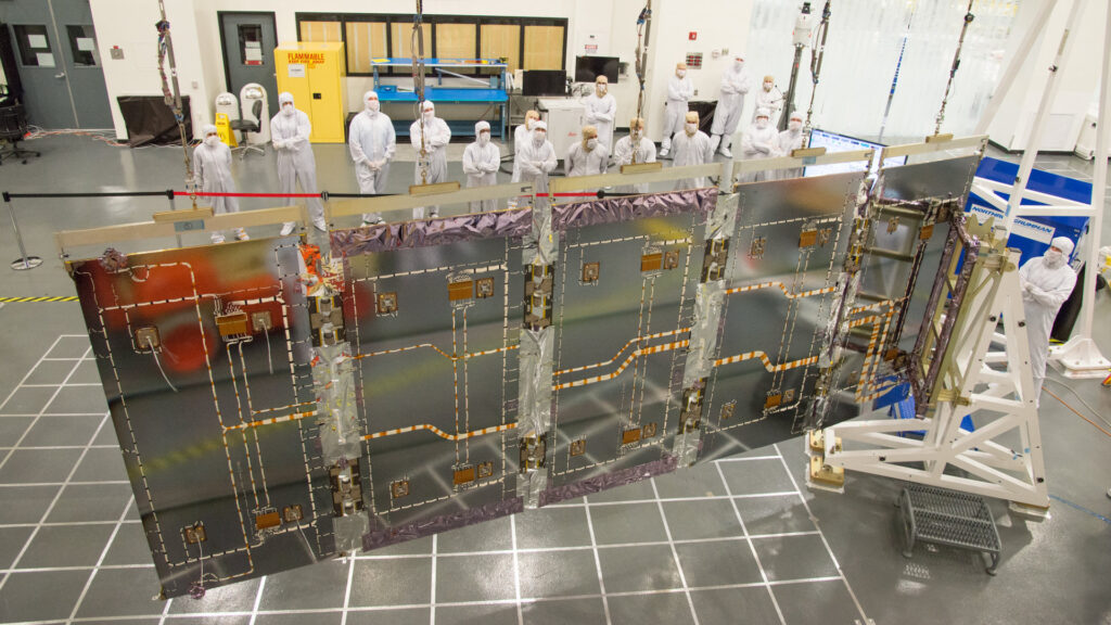 Les panneaux solaires du JWST lors d'un test de leur déploiement en 2019. // Source : Northrop Grumman via Flickr (photo recadrée) Les panneaux solaires du JWST lors d'un test de leur déploiement en 2019. // Source : Northrop Grumman via Flickr (photo recadrée)