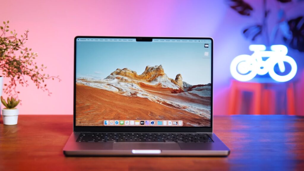 Le MacBook Pro M1 Pro, format 14 pouces. // Source : Numerama Le MacBook Pro M1 Pro, format 14 pouces. // Source : Numerama