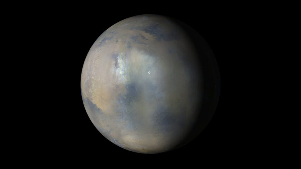 Vue de la tempête sur Mars, le 9 janvier 2022, grâce aux images de MRO. Le cratère Jezero est indiqué par le cercle blanc. // Source : NASA/JPL-Caltech/MSSS Vue de la tempête sur Mars, le 9 janvier 2022, grâce aux images de MRO. Le cratère Jezero est indiqué par le cercle blanc. // Source : NASA/JPL-Caltech/MSSS