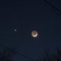 Mars, Vénus et la Lune (avec sa lumière cendrée) // Source : Flickr/CC/John Cudworth (photo recadrée)