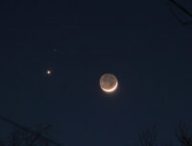 Mars, Vénus et la Lune (avec sa lumière cendrée) // Source : Flickr/CC/John Cudworth (photo recadrée) Mars, Vénus et la Lune (avec sa lumière cendrée) // Source : Flickr/CC/John Cudworth (photo recadrée)