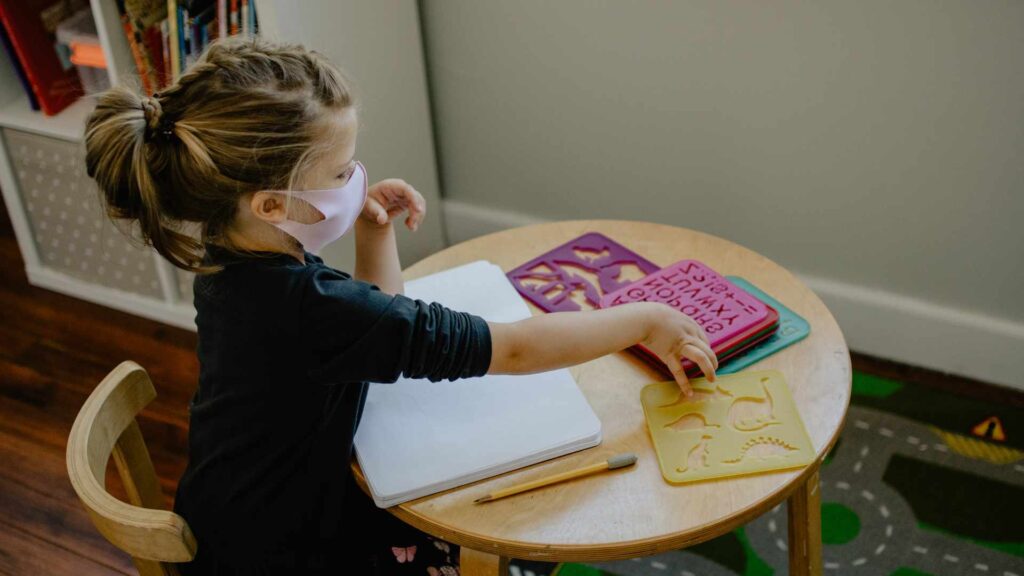 Le protocole sanitaire dans les écoles a changé // Source : Kelly Sikkema / Unsplash Le protocole sanitaire dans les écoles a changé // Source : Kelly Sikkema / Unsplash
