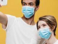 Selfie avec un masque chirurgical. // Source : Pexels