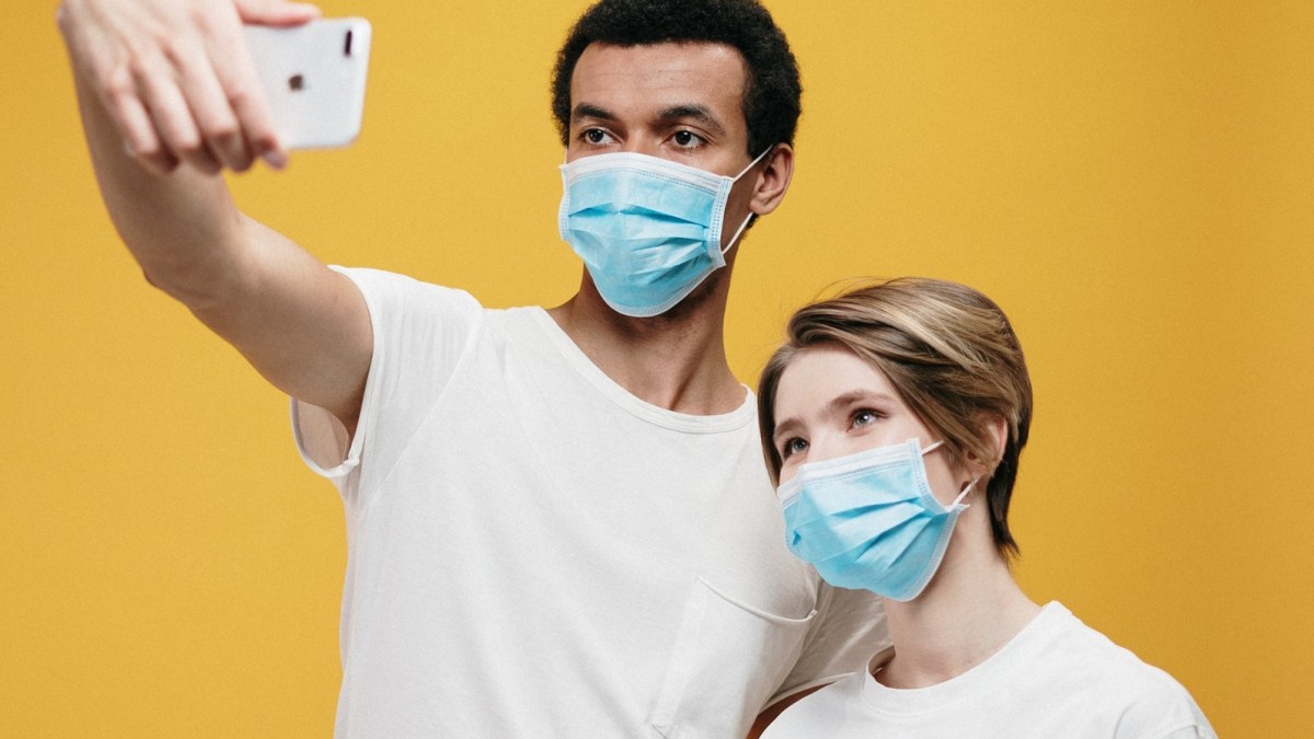 Selfie avec un masque chirurgical. // Source : Pexels Selfie avec un masque chirurgical. // Source : Pexels