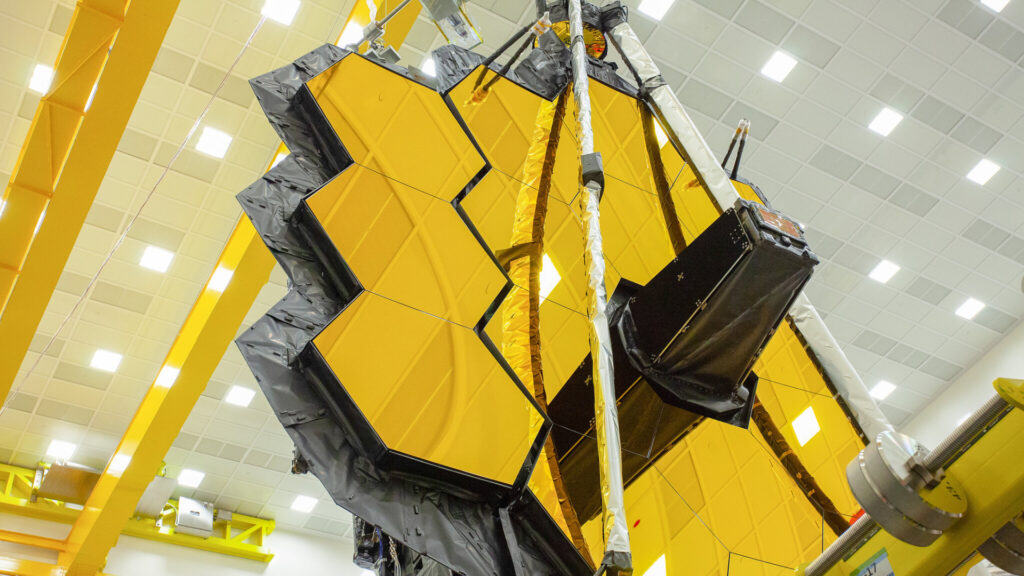Le JWST en avril 2020. // Source : Northrop Grumman via Flickr (photo recadrée) Le JWST en avril 2020. // Source : Northrop Grumman via Flickr (photo recadrée)