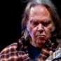 Neil Young en concert à Oslo en 2006. // Source : Wikimédias/Per Ole Hagen Neil Young en concert à Oslo en 2006. // Source : Wikimédias/Per Ole Hagen