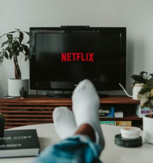 Netflix. // Source : Unplash/Mollie Sivaram (photo recadrée) Netflix. // Source : Unplash/Mollie Sivaram (photo recadrée)