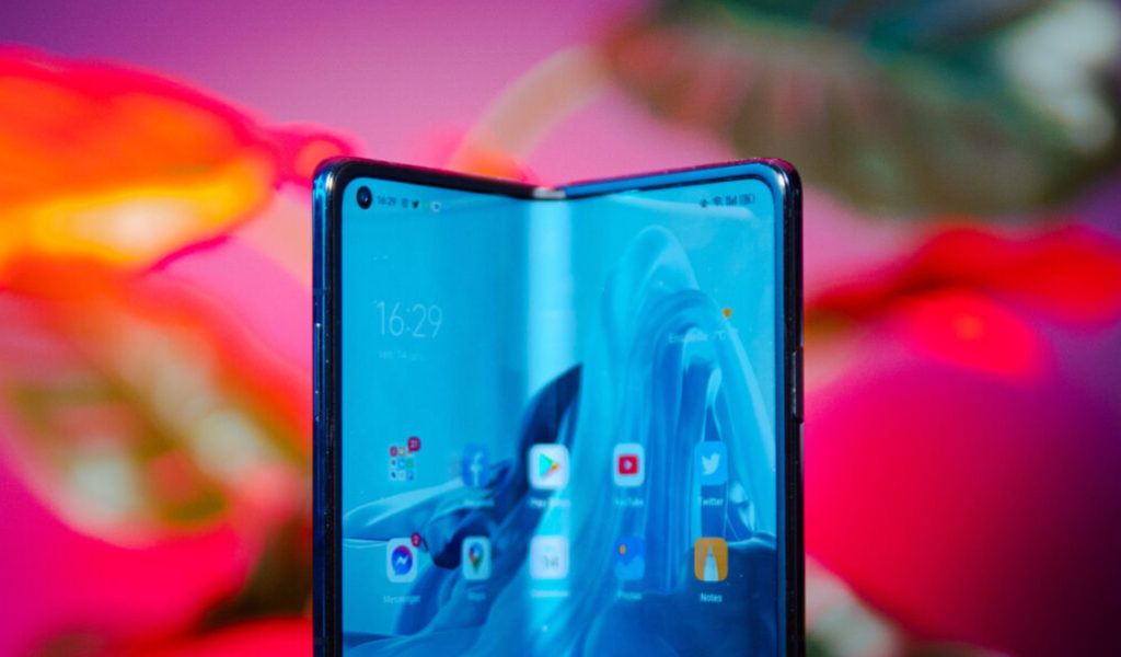 Le Oppo Find N ne se plie pas qu'à un seul endroit. // Source : Louise Audry pour Numerama Le Oppo Find N ne se plie pas qu'à un seul endroit. // Source : Louise Audry pour Numerama
