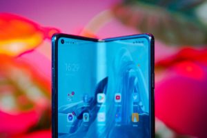 Le Oppo Find N ne se plie pas qu'à un seul endroit. // Source : Louise Audry pour Numerama Le Oppo Find N ne se plie pas qu'à un seul endroit. // Source : Louise Audry pour Numerama
