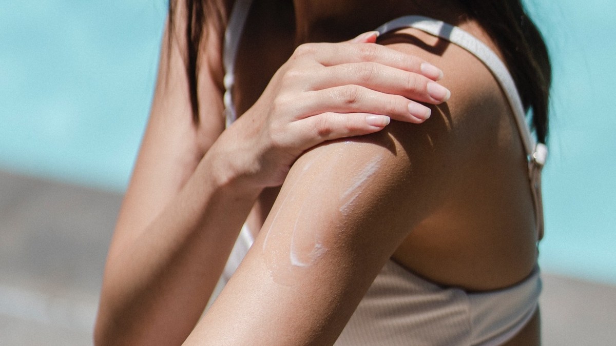 Personne au soleil appliquant de la crème solaire. // Source : Pexels Personne au soleil appliquant de la crème solaire. // Source : Pexels