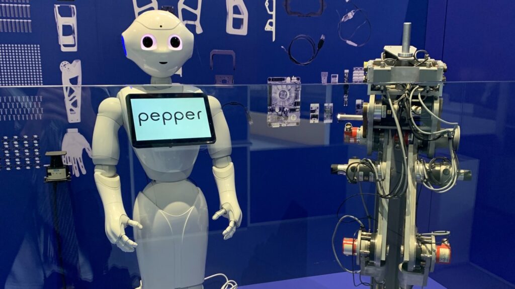 Le robot Pepper à la Cité des sciences. Il est programmé pour répondre à une série de questions. // Source : Marcus Dupont-Besnard Le robot Pepper à la Cité des sciences. Il est programmé pour répondre à une série de questions. // Source : Marcus Dupont-Besnard