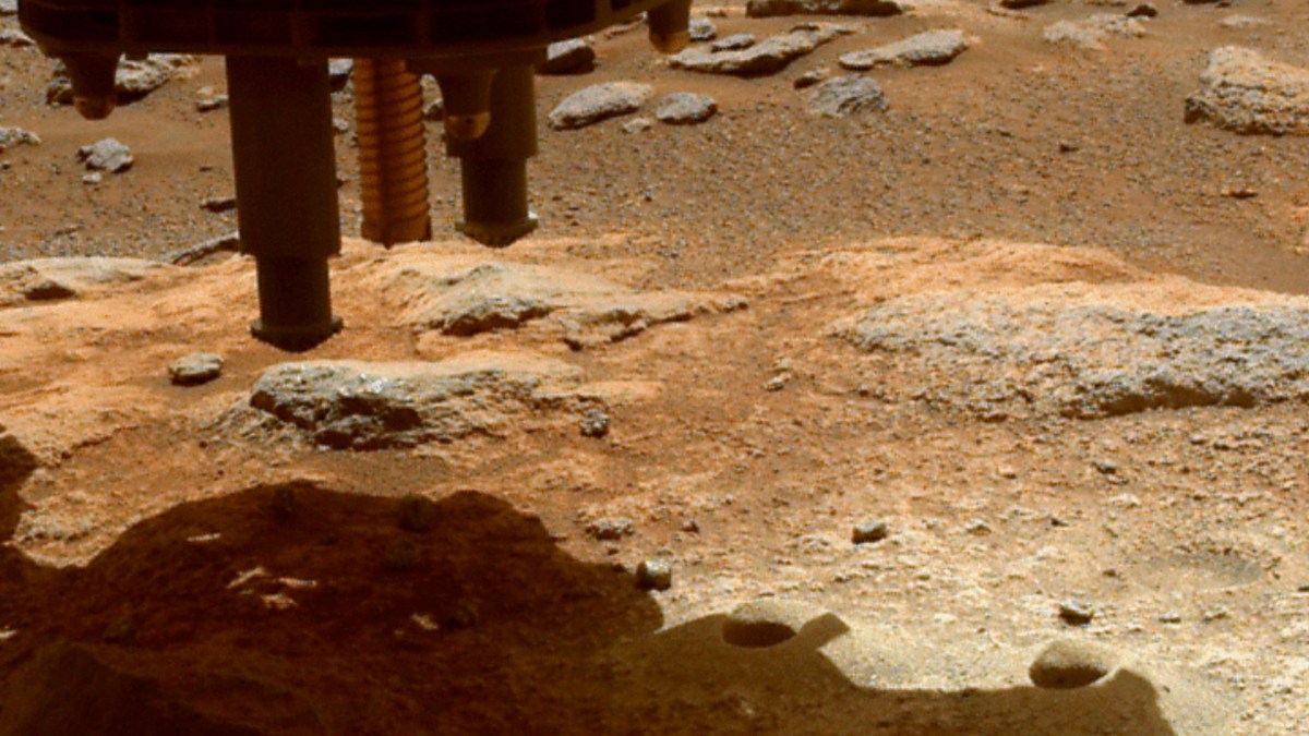 Après l'éjection de l'échantillon. // Source : NASA/JPL-Caltech Après l'éjection de l'échantillon. // Source : NASA/JPL-Caltech