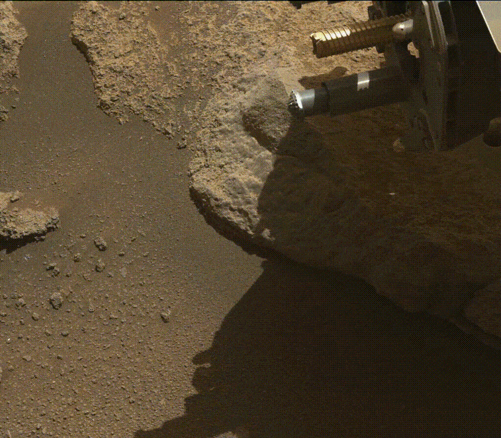 Éjection d'un échantillon par Perseverance. // Source : NASA/JPL-Caltech/ASU/MSSS Éjection d'un échantillon par Perseverance. // Source : NASA/JPL-Caltech/ASU/MSSS