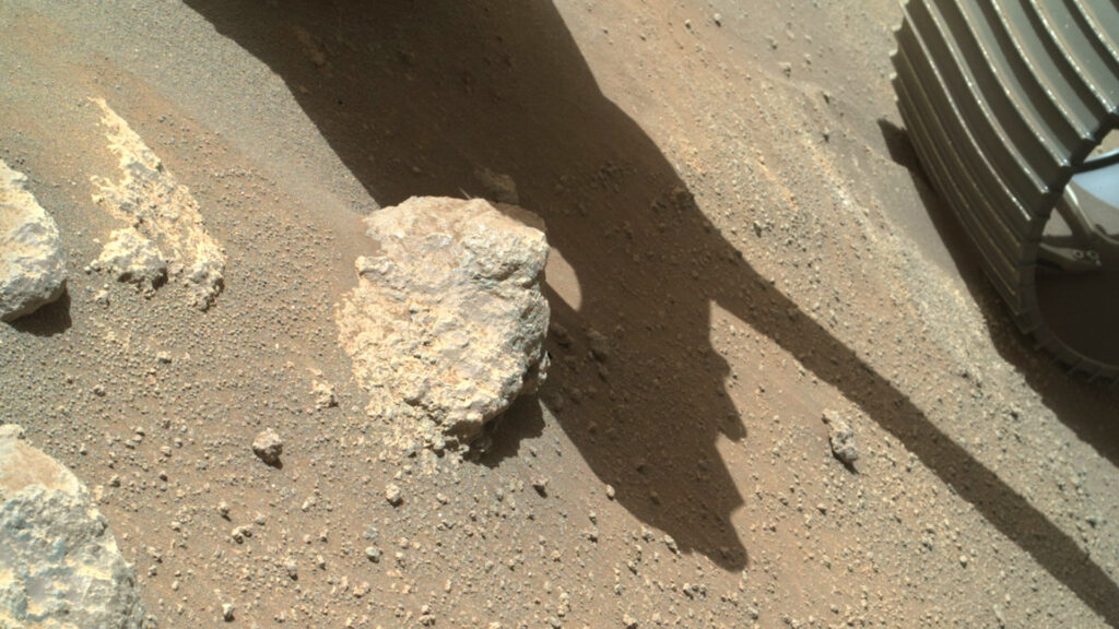 Les débris pourraient bientôt tomber à cet endroit. // Source : NASA/JPL-Caltech (photo recadrée) Les débris pourraient bientôt tomber à cet endroit. // Source : NASA/JPL-Caltech (photo recadrée)