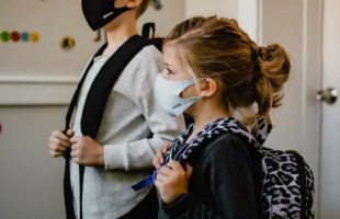 Quel est le protocole sanitaire à l'école pour les enfants cas contacts ?  // Source : Kelly Sikkema / Unsplash