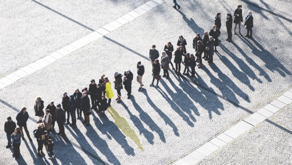Des gens font la queue // Source : pxhere Des gens font la queue // Source : pxhere