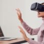 Une femme avec un casque de VR. // Source : Pexels/fauxels (photo recadrée) Une femme avec un casque de VR. // Source : Pexels/fauxels (photo recadrée)