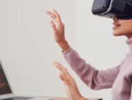 Une femme avec un casque de VR. // Source : Pexels/fauxels (photo recadrée)
