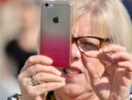 Une femme avec son iPhone // Source : pixnio/C00
