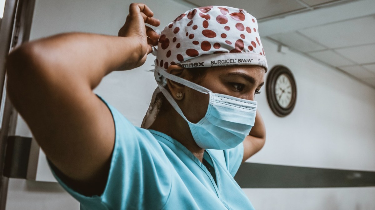 Les soignants sont en première ligne dans la pandémie. // Source : Unsplash/SJ Objio Les soignants sont en première ligne dans la pandémie. // Source : Unsplash/SJ Objio