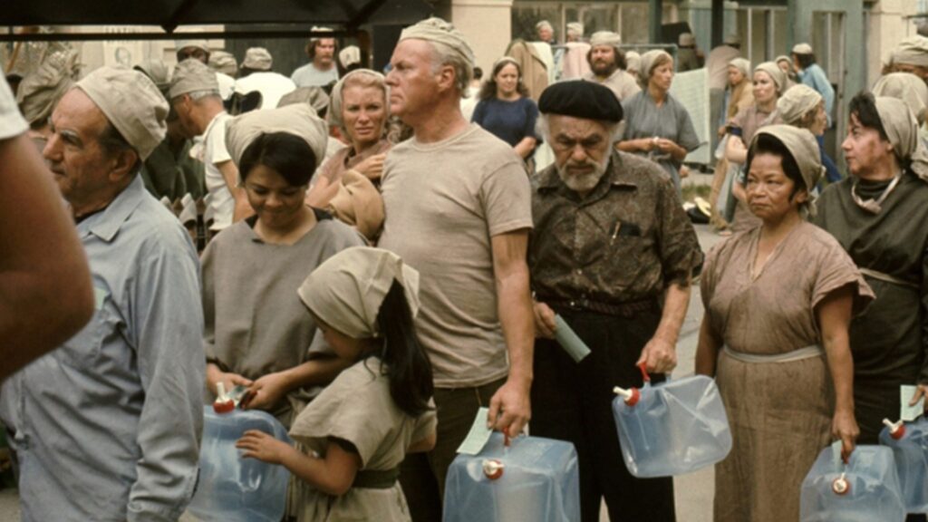 Dans Soleil Vert, les pénuries sont généralisées en raison de la canicule permanente. // Source : MGM Dans Soleil Vert, les pénuries sont généralisées en raison de la canicule permanente. // Source : MGM