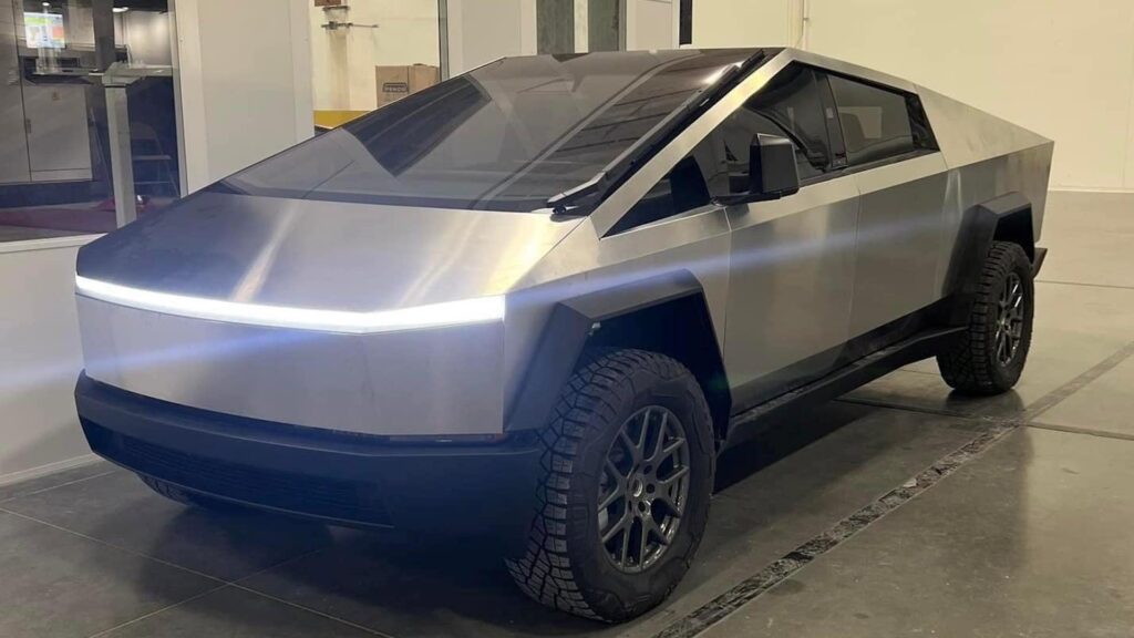 Prototype Tesla Cybertruck en fuite // Source : Cybertruck Owners Club Prototype Tesla Cybertruck en fuite // Source : Cybertruck Owners Club