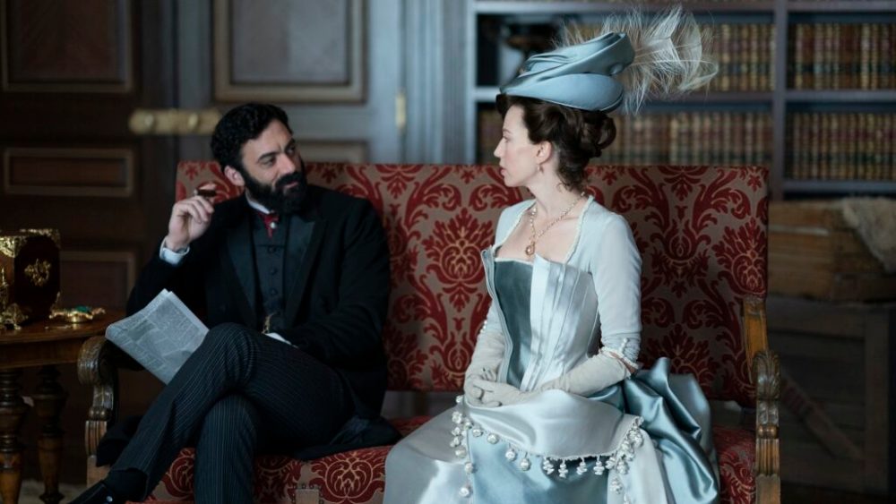 L'impitoyable couple Russell ne recule devant rien pour s'intégrer à la haute société // Source : Alison Cohen Rosa/HBO L'impitoyable couple Russell ne recule devant rien pour s'intégrer à la haute société // Source : Alison Cohen Rosa/HBO